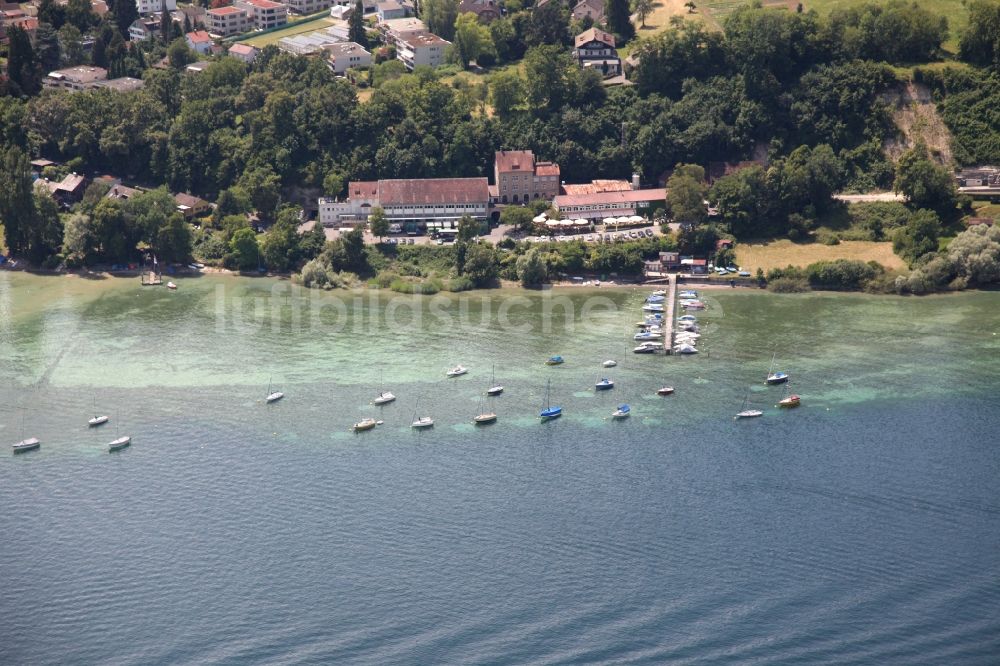 Konstanz Hohenegg aus der Vogelperspektive: Sportboot- Liegeplätze am Ufer des Bodensees in Konstanz Hohenegg im Bundesland Baden-Württemberg