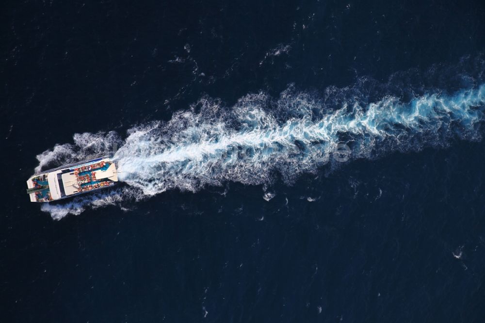 Can Picafort von oben - Sportboot - Motorboot in Fahrt in Andratx im Mittelmeer in Mallorca auf der balearischen Mittelmeerinsel Mallorca, Spanien