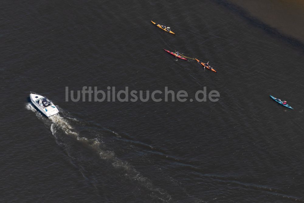 Bremen von oben - Sportboot und Motorboot auf der Weser in Bremen, Deutschland