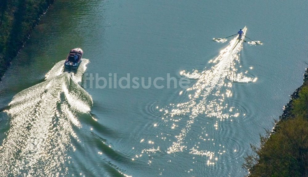 Luftbild Hamm - Sportboot - Ruderschiff in Fahrt auf der im Gegenlicht strahlenden Lippe in Hamm im Bundesland Nordrhein-Westfalen