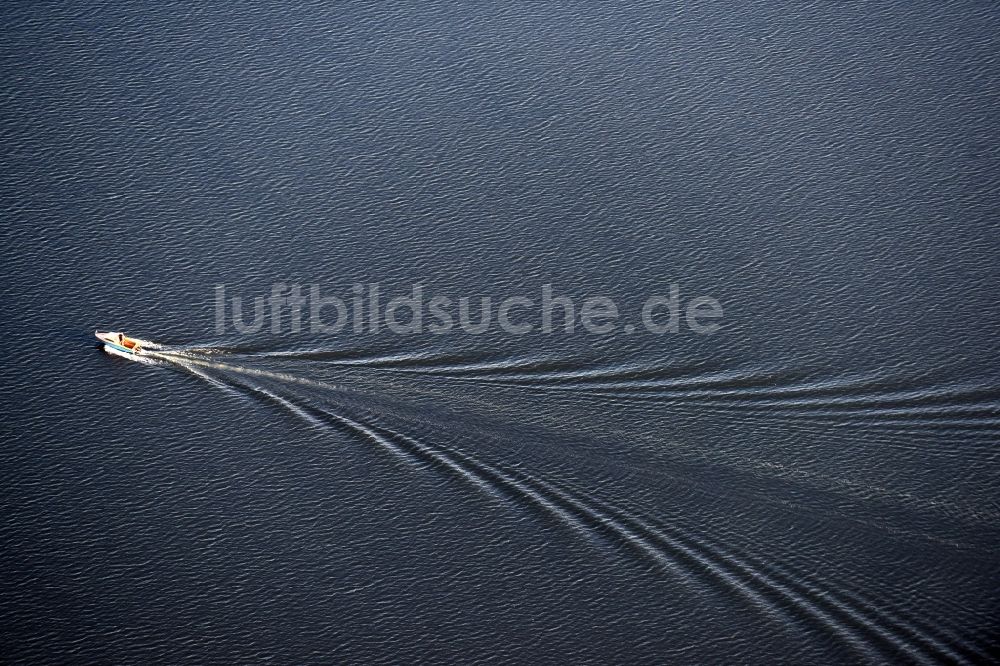 Rüdersdorf aus der Vogelperspektive: Sportboot - Ruderschiff in Fahrt auf dem Stienitzsee in Rüdersdorf im Bundesland Brandenburg