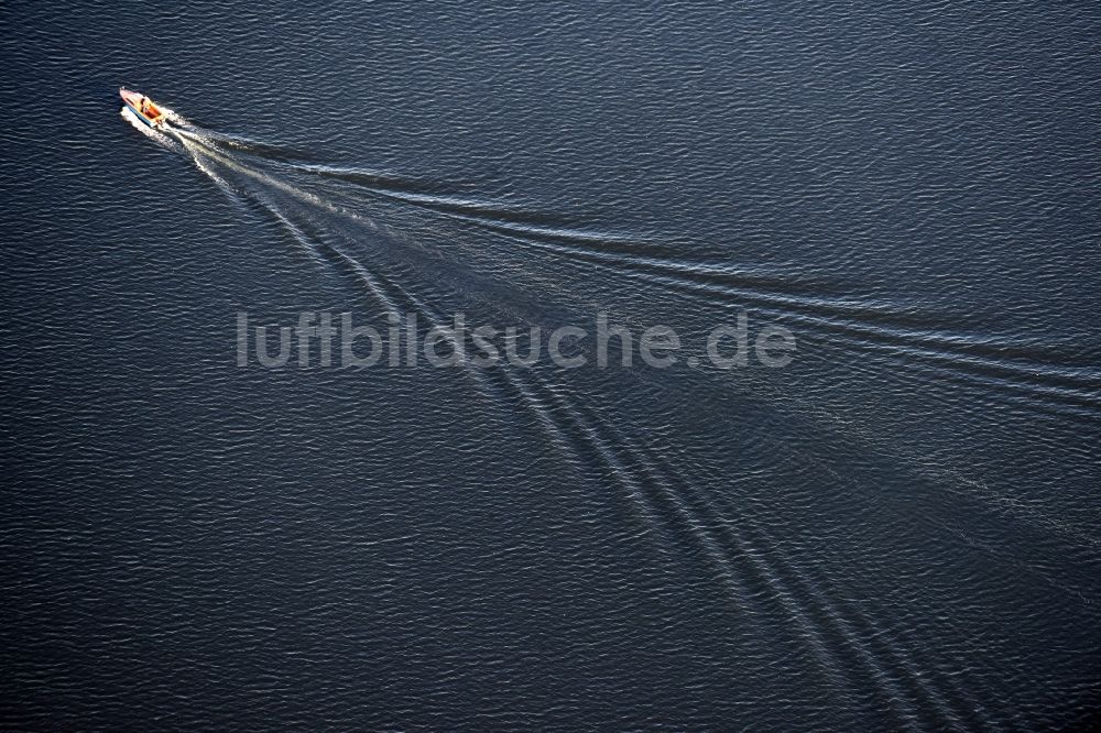 Luftbild Rüdersdorf - Sportboot - Ruderschiff in Fahrt auf dem Stienitzsee in Rüdersdorf im Bundesland Brandenburg