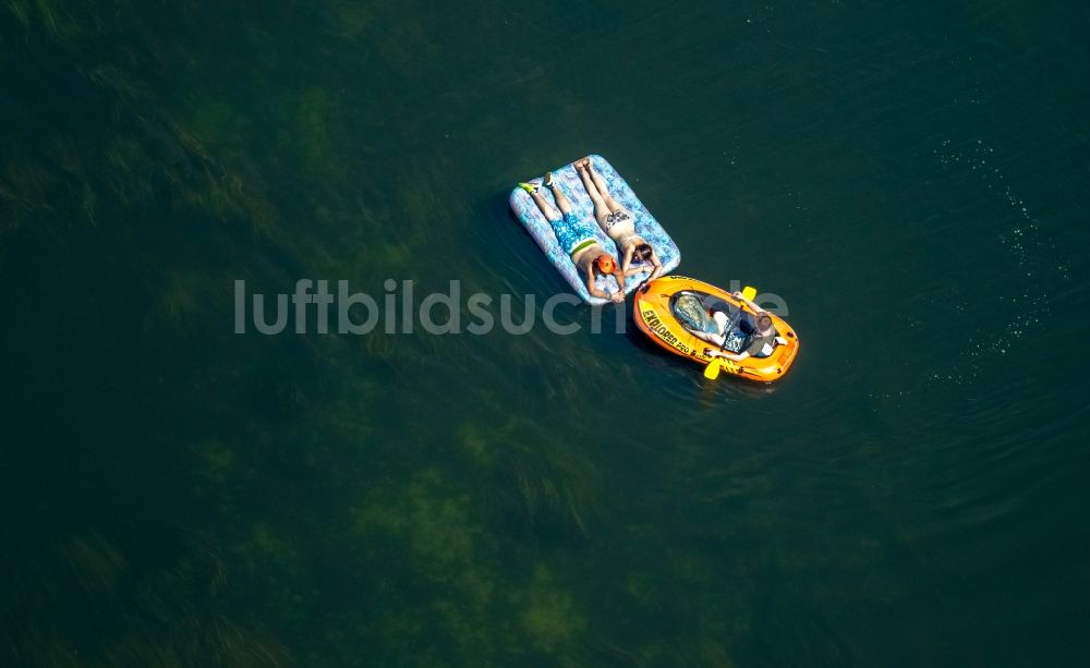 Luftbild Bochum - Sportboot - Schlauchboot in Fahrt des Kemnader Stausee in Bochum im Bundesland Nordrhein-Westfalen