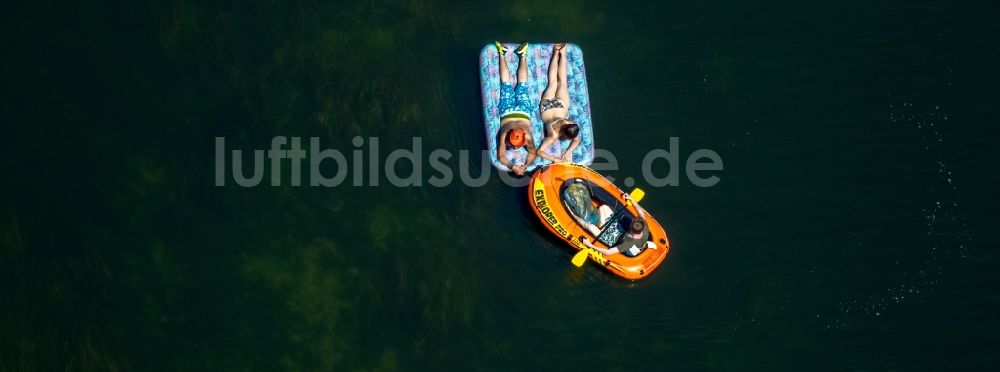 Bochum von oben - Sportboot - Schlauchboot in Fahrt des Kemnader Stausee in Bochum im Bundesland Nordrhein-Westfalen