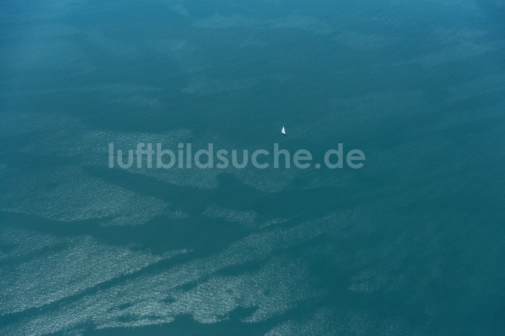 Luftbild Eriskirch - Sportboot - Segelschiff in Fahrt auf dem Bodensee in Eriskirch im Bundesland Baden-Württemberg, Deutschland