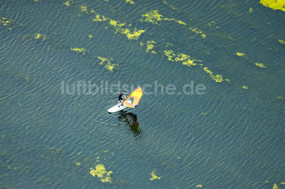 Bochum von oben - Sportboot - Segelschiff in Fahrt auf dem Kemnader See in Bochum im Bundesland Nordrhein-Westfalen, Deutschland