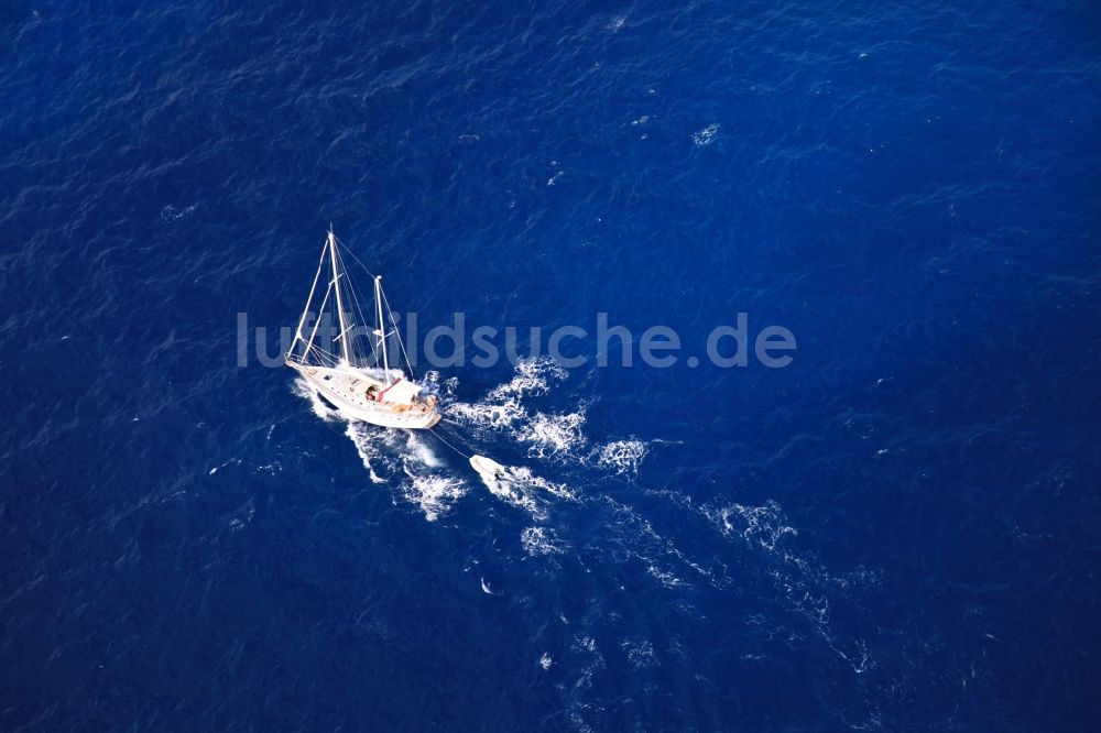 Luftaufnahme Andratx - Sportboot - Segelschiff in Fahrt auf dem Mittelmeer in Andratx auf der balearischen Mittelmeerinsel Mallorca, Spanien