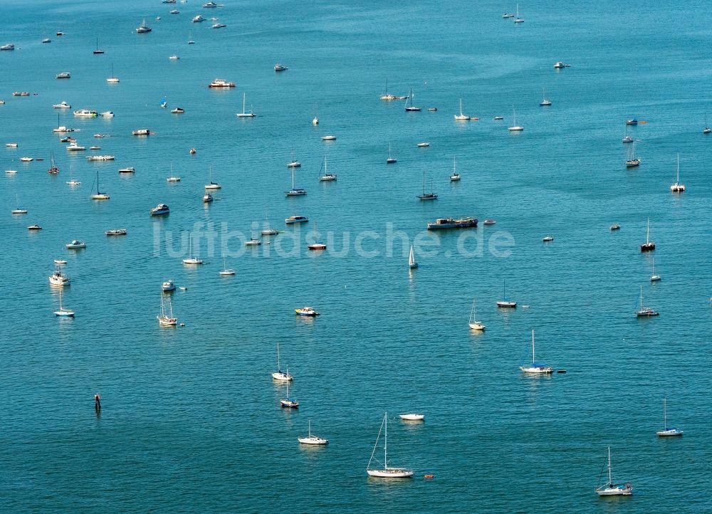 Luftbild Sausalito - Sportboot - Segelschiff in Fahrt an der Richardson Bay in Sausalito in Kalifornien, USA