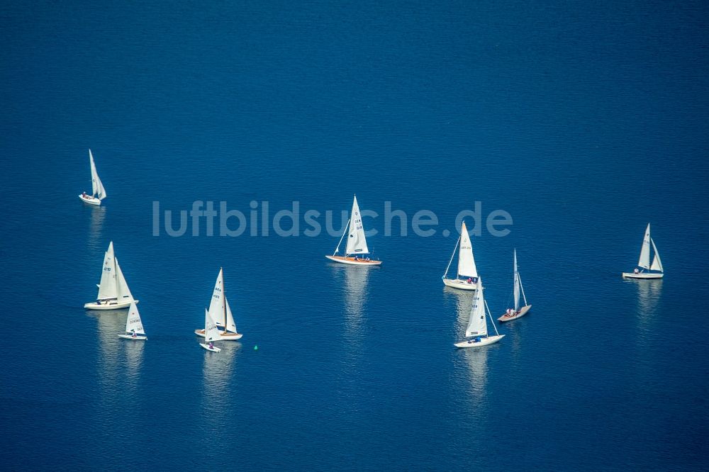 Luftaufnahme Essen - Sportboot - Segelschiff in Fahrt auf der Ruhr in Essen im Bundesland Nordrhein-Westfalen