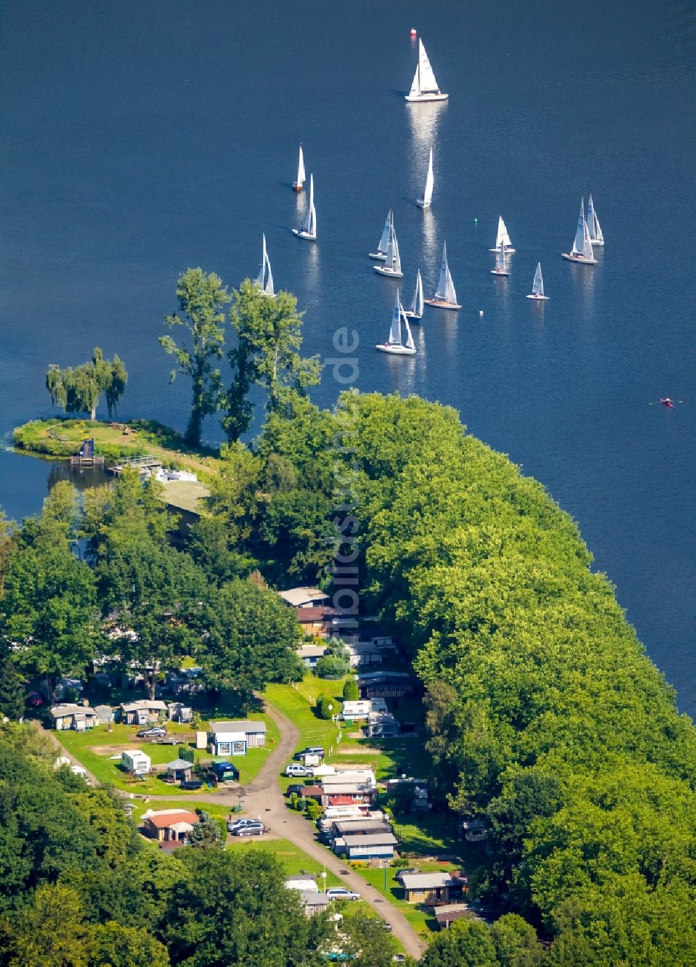 Essen aus der Vogelperspektive: Sportboot - Segelschiff in Fahrt auf der Ruhr in Essen im Bundesland Nordrhein-Westfalen