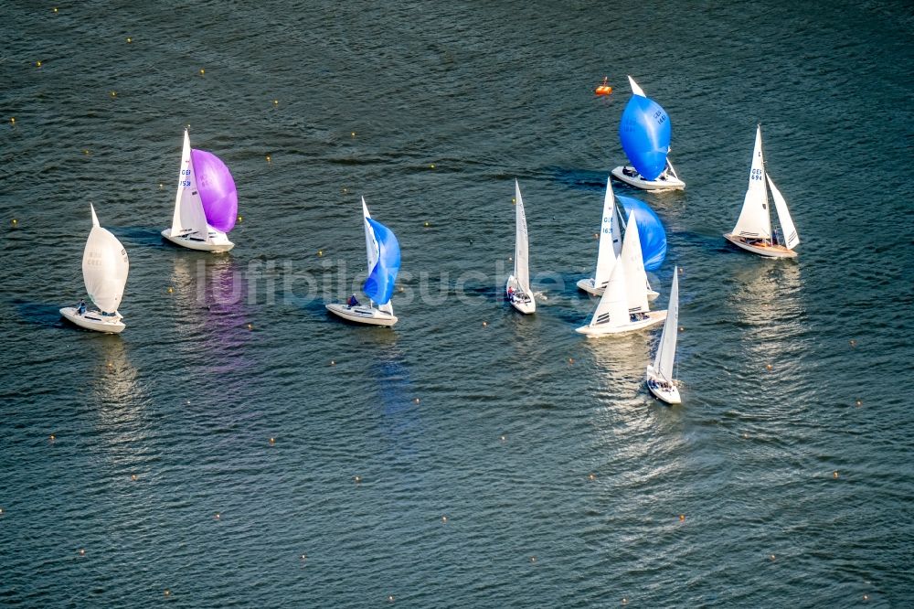 Luftbild Essen - Sportboot - Segelschiff in Fahrt auf der Ruhr in Essen im Bundesland Nordrhein-Westfalen