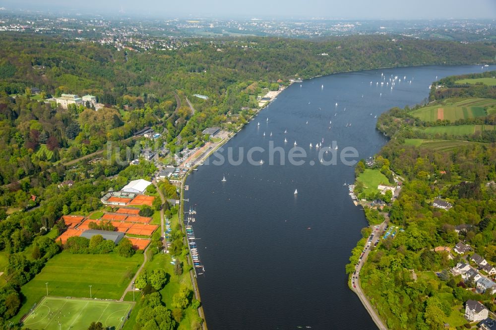 Essen aus der Vogelperspektive: Sportboot - Segelschiff in Fahrt auf der Ruhr in Essen im Bundesland Nordrhein-Westfalen