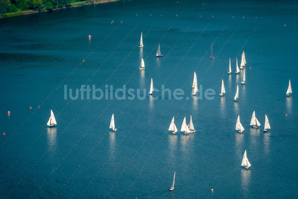 Luftbild Essen - Sportboot - Segelschiff in Fahrt auf der Ruhr in Essen im Bundesland Nordrhein-Westfalen