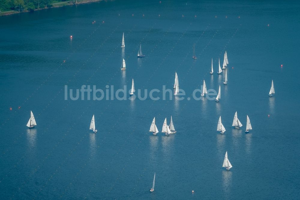 Luftaufnahme Essen - Sportboot - Segelschiff in Fahrt auf der Ruhr in Essen im Bundesland Nordrhein-Westfalen