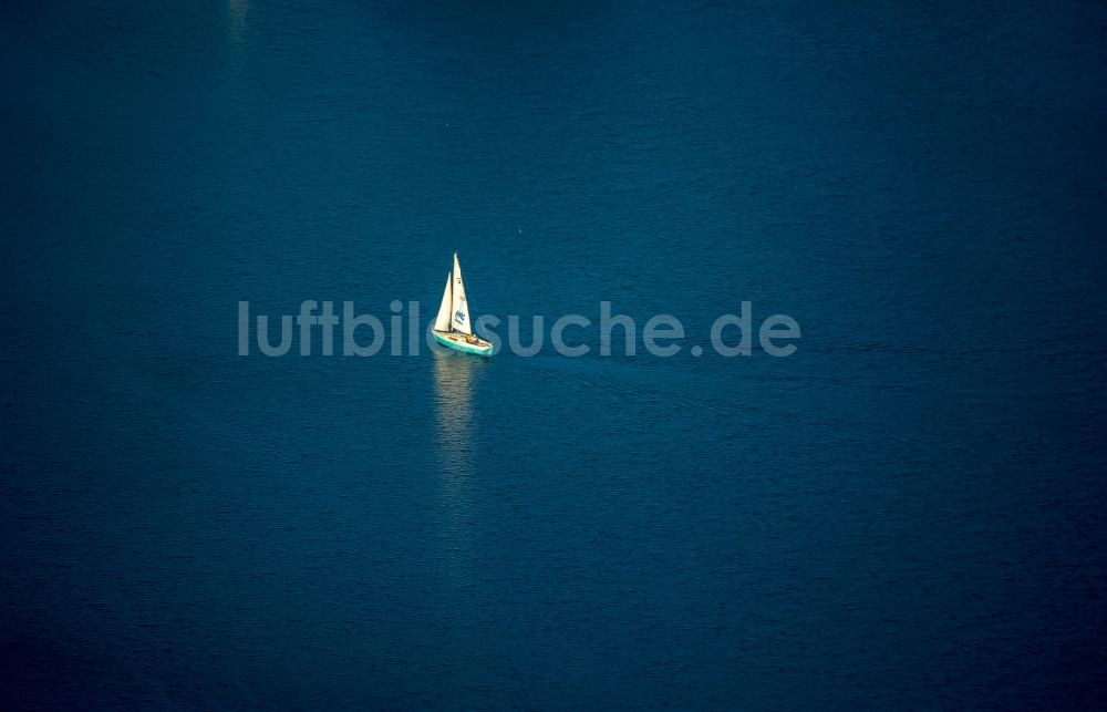 Duisburg von oben - Sportboot - Segelschiff in Fahrt auf dem Wildförstersee der Sechs-Seen-Platte in Duisburg im Bundesland Nordrhein-Westfalen