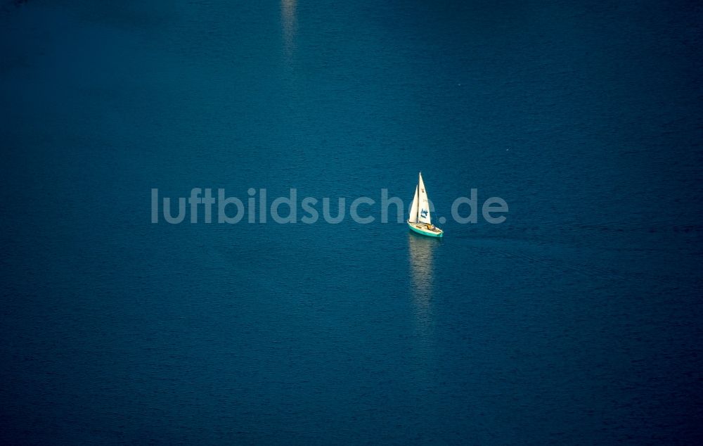 Duisburg aus der Vogelperspektive: Sportboot - Segelschiff in Fahrt auf dem Wildförstersee der Sechs-Seen-Platte in Duisburg im Bundesland Nordrhein-Westfalen