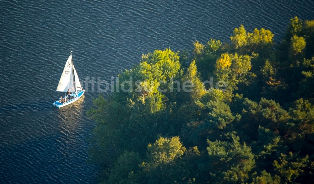 Duisburg von oben - Sportboot - Segelschiff in Fahrt auf dem Wildförstersee der Sechs-Seen-Platte in Duisburg im Bundesland Nordrhein-Westfalen