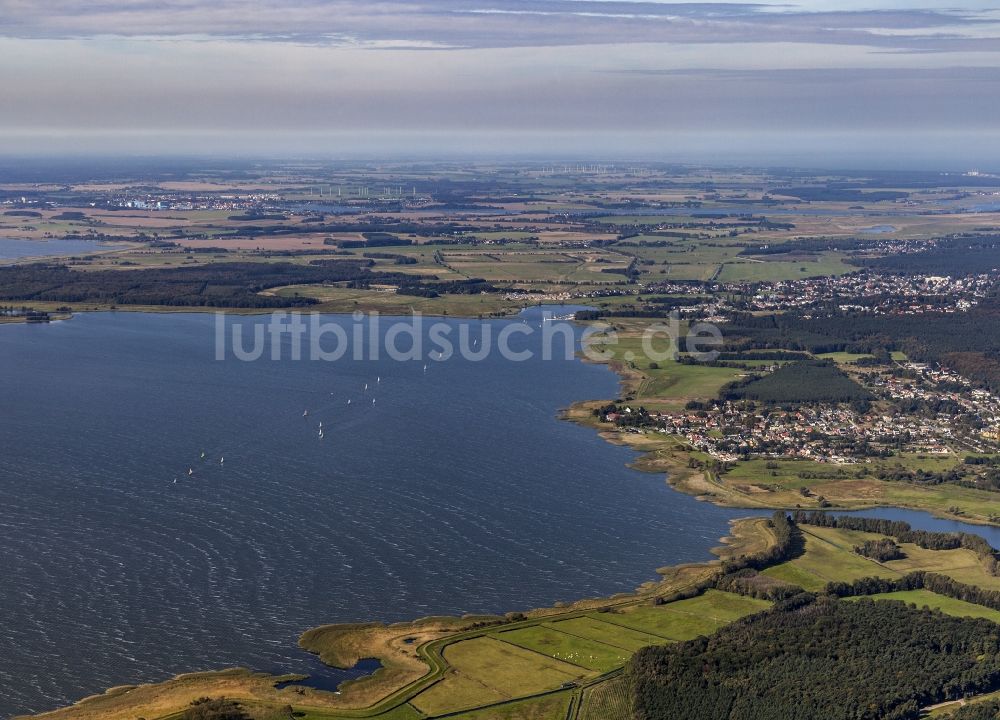 Luftbild Zempin - Sportboot - Segelschiffe in Fahrt bei einer Regatta auf dem Achterwasser im Ortsteil Kölpinsee in Zempin im Bundesland Mecklenburg-Vorpommern