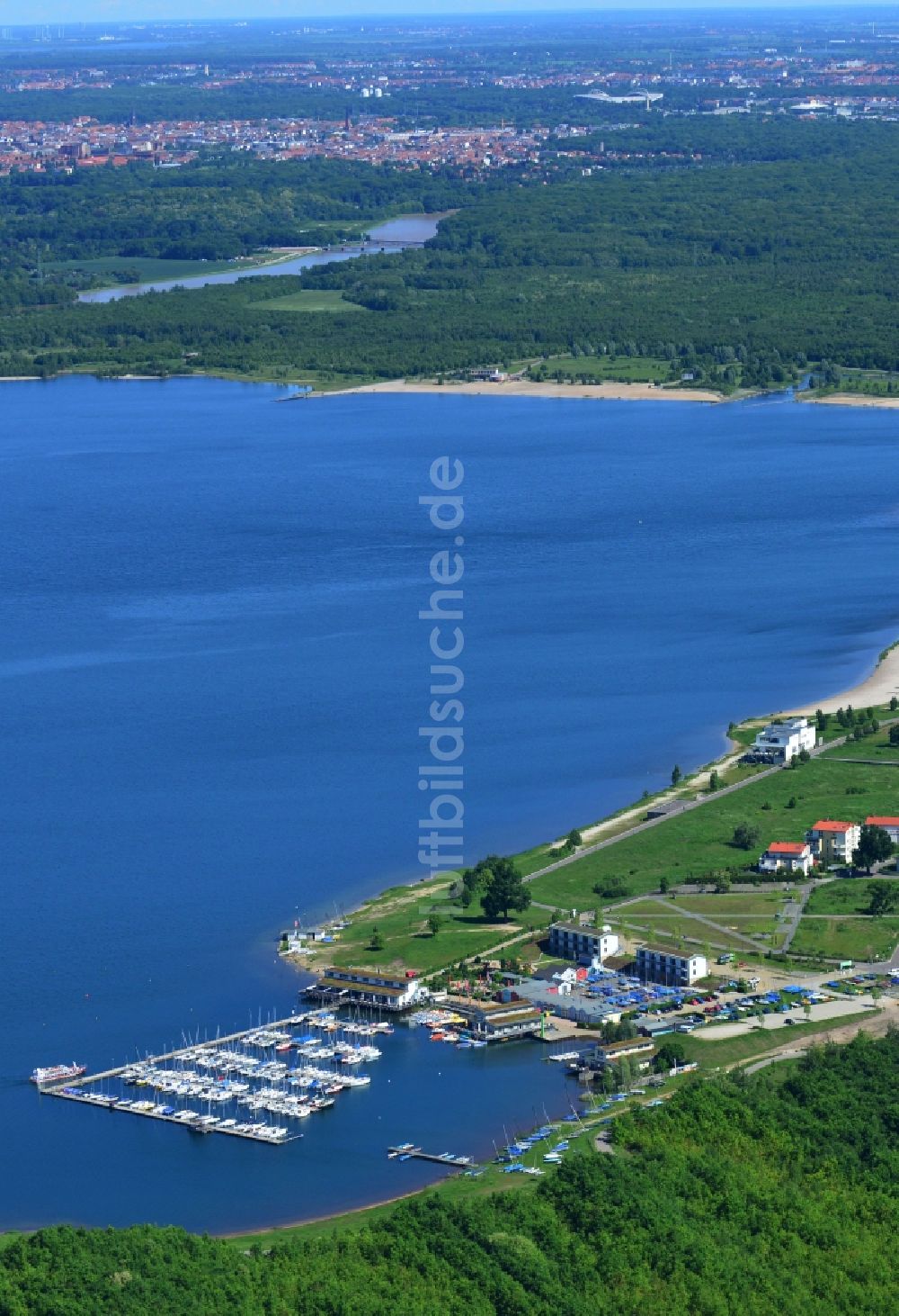 Luftaufnahme Markkleeberg - Sportboot- und Yacht- Hafen am Ufer des Cospudener Sees an der Hafenstraße in Markkleeberg im Bundesland Sachsen