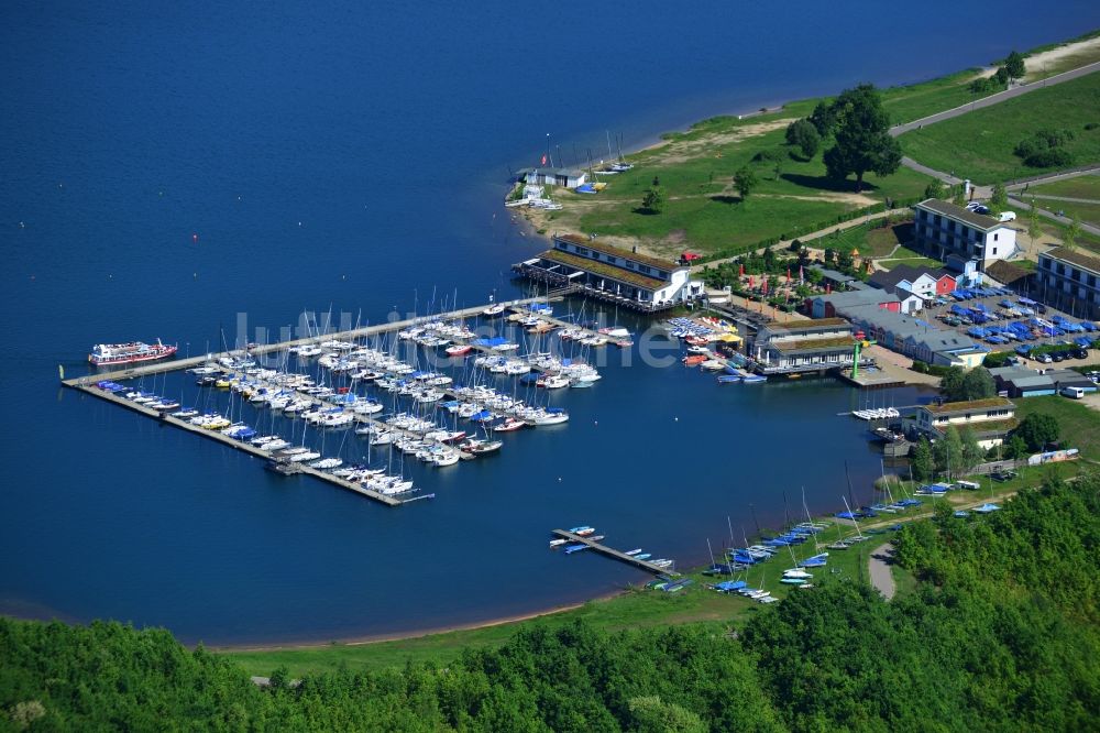 Markkleeberg aus der Vogelperspektive: Sportboot- und Yacht- Hafen am Ufer des Cospudener Sees an der Hafenstraße in Markkleeberg im Bundesland Sachsen