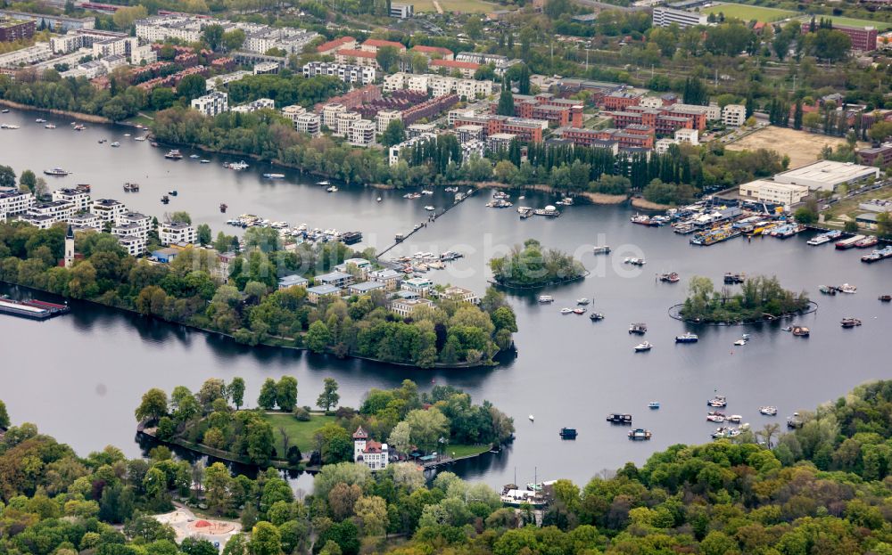 Luftaufnahme Berlin - Sportboote auf der Wasseroberfläche Rummelsburger See in Berlin, Deutschland