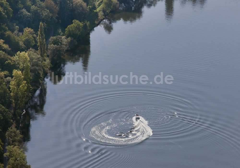 Luftaufnahme Cochem - Sportbootfahrt auf der Mosel bei Cochem im Bundesland Rheinland-Pfalz