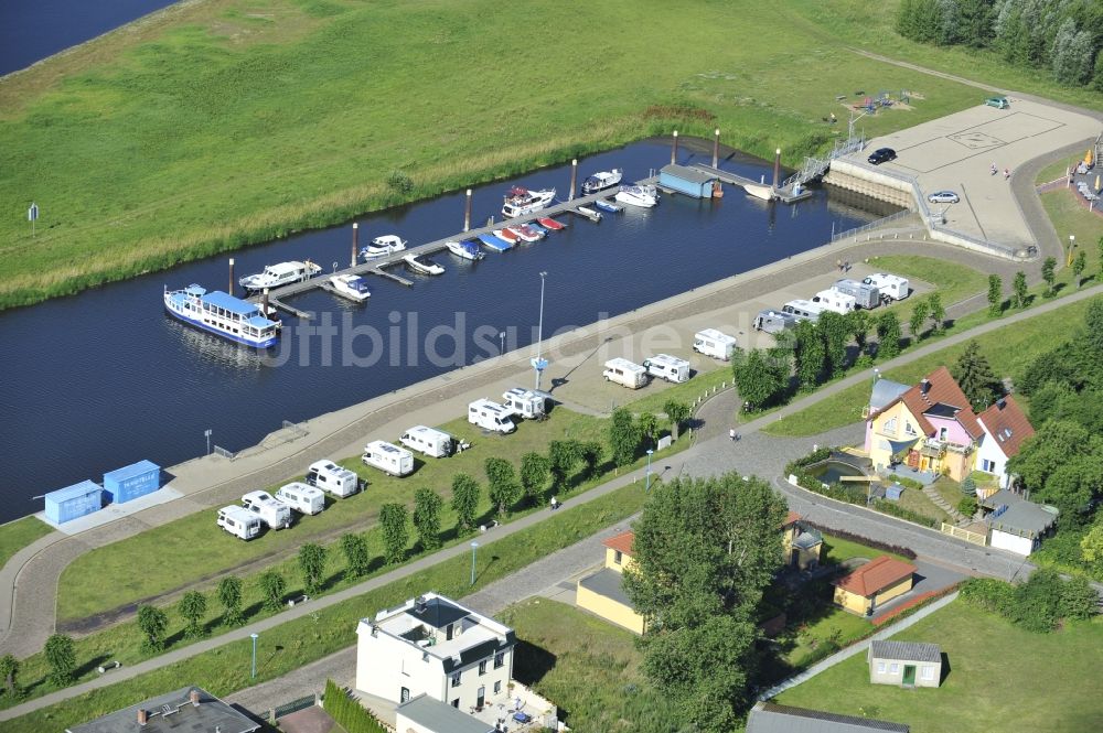 Wittenberge von oben - Sportboothafen / Yachthafen Nedwighafen und Wohnwagenstellplatz an der Elbstraße in Wittenberge im Bundesland Brandenburg