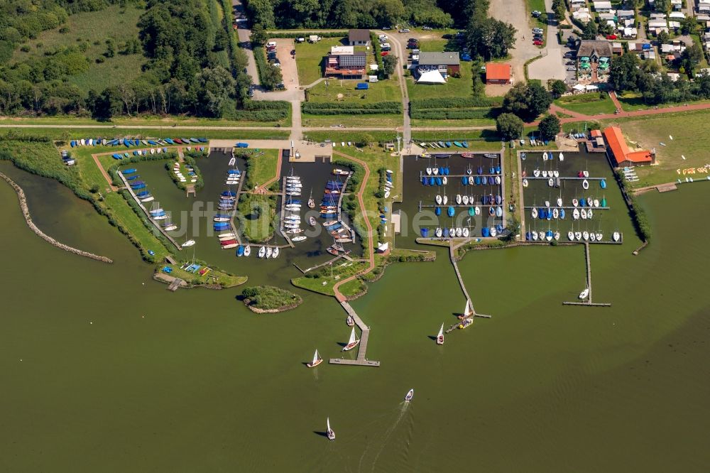 Hude (Oldenburg) von oben - Sportbootverkehr auf dem Dümmer / Dümmersee bei Hüde im Bundesland Niedersachsen