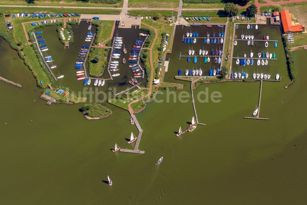 Hude (Oldenburg) aus der Vogelperspektive: Sportbootverkehr auf dem Dümmer / Dümmersee bei Hüde im Bundesland Niedersachsen