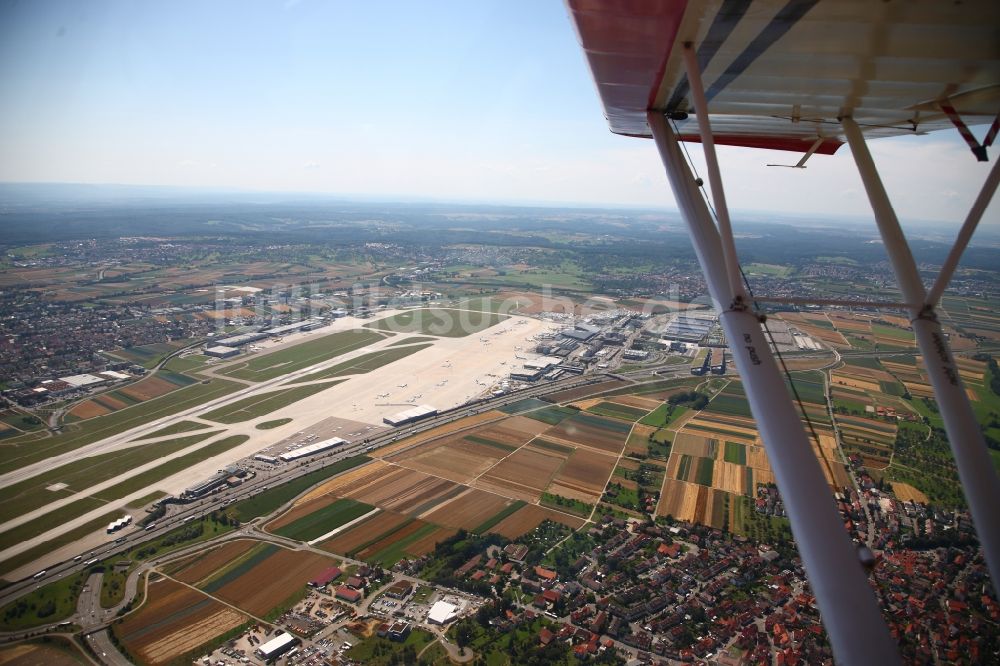 Luftbild Leinfelden-Echterdingen - Sportflugzeug Aviat Husky A1 über dem Gelände des Flughafen Stuttgart bei Leinfelden-Echterdingen im Bundesland Baden-Württemberg