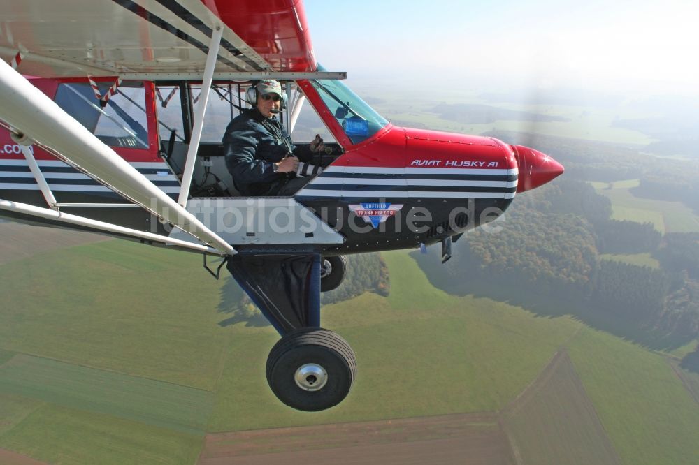 Luftaufnahme Leinfelden-Echterdingen - Sportflugzeug Aviat Husky A1 über dem Gelände des Flughafen Stuttgart bei Leinfelden-Echterdingen im Bundesland Baden-Württemberg