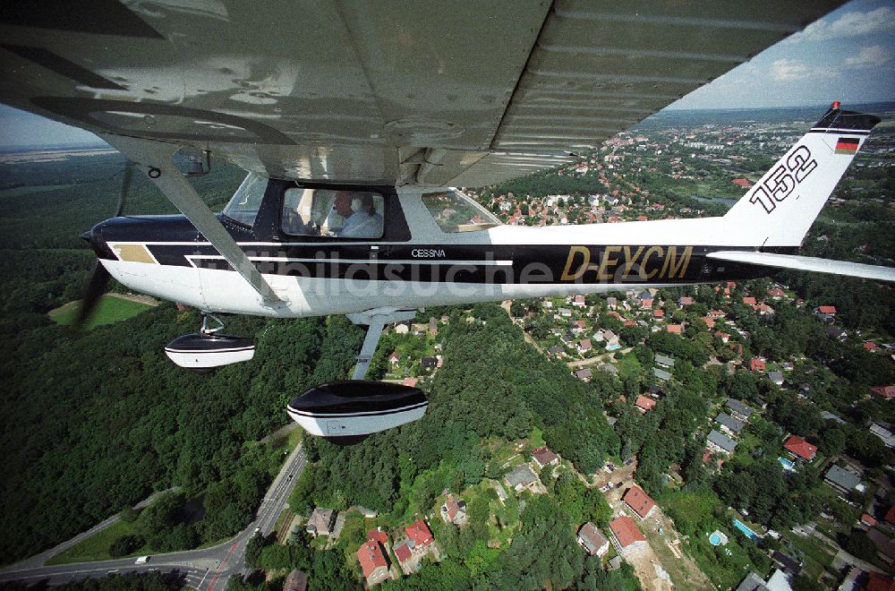 Luftaufnahme Strausberg - Sportflugzeug Cessna 152 der Flugschule AEROTOURS - PEGASUS nach dem Start auf dem Flugplatz Strausberg in Brandenburg