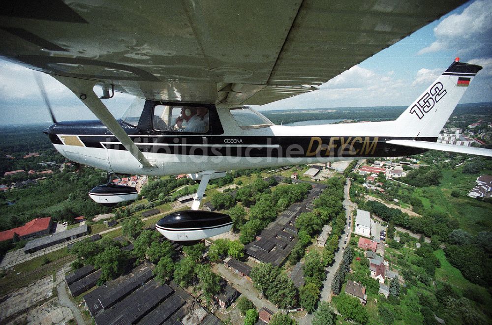 Strausberg von oben - Sportflugzeug Cessna 152 der Flugschule AEROTOURS - PEGASUS nach dem Start auf dem Flugplatz Strausberg in Brandenburg