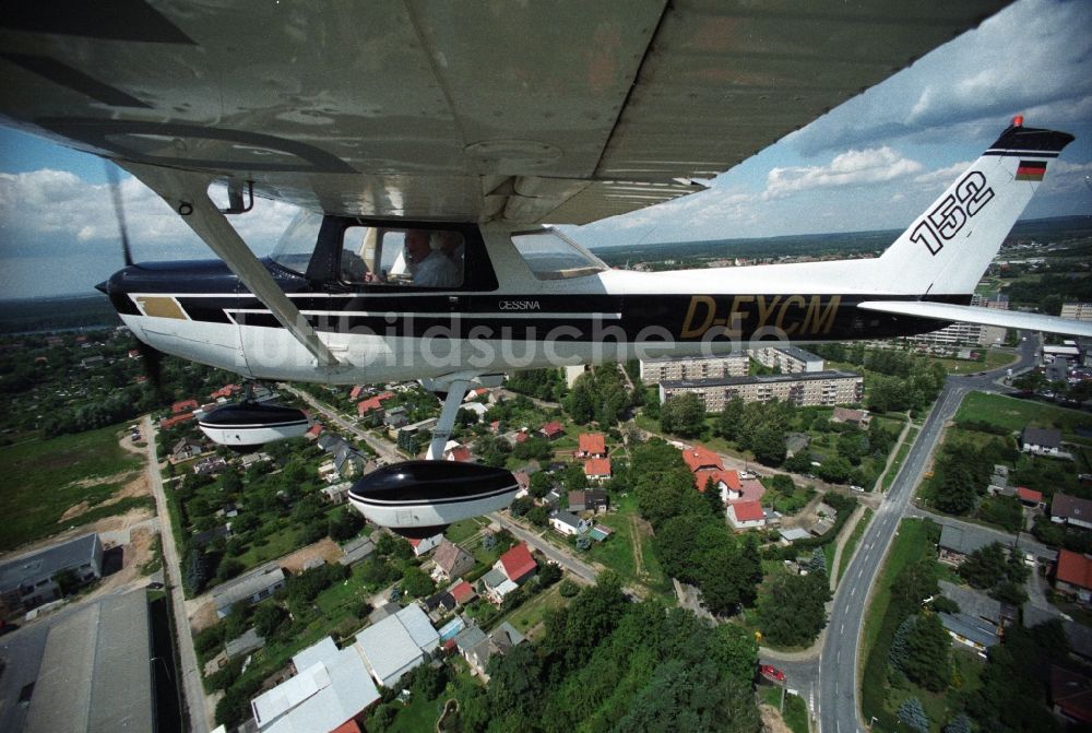 Strausberg aus der Vogelperspektive: Sportflugzeug Cessna 152 der Flugschule AEROTOURS - PEGASUS nach dem Start auf dem Flugplatz Strausberg in Brandenburg