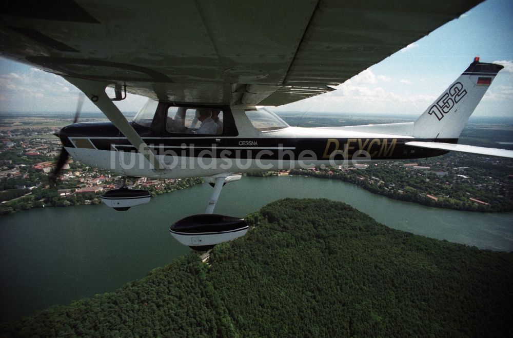 Strausberg von oben - Sportflugzeug Cessna 152 der Flugschule AEROTOURS - PEGASUS nach dem Start auf dem Flugplatz Strausberg in Brandenburg