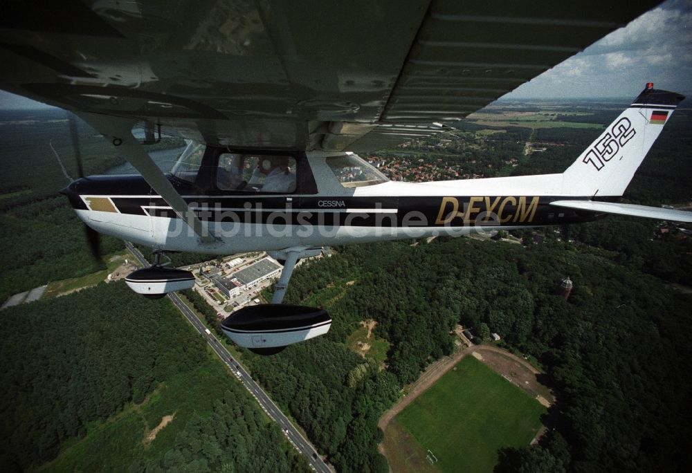 Strausberg aus der Vogelperspektive: Sportflugzeug Cessna 152 der Flugschule AEROTOURS - PEGASUS nach dem Start auf dem Flugplatz Strausberg in Brandenburg