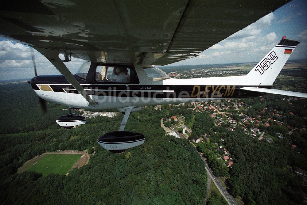 Luftbild Strausberg - Sportflugzeug Cessna 152 der Flugschule AEROTOURS - PEGASUS nach dem Start auf dem Flugplatz Strausberg in Brandenburg