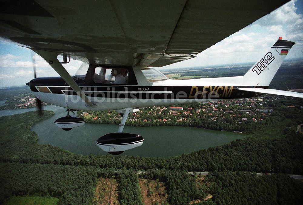 Luftaufnahme Strausberg - Sportflugzeug Cessna 152 der Flugschule AEROTOURS - PEGASUS nach dem Start auf dem Flugplatz Strausberg in Brandenburg