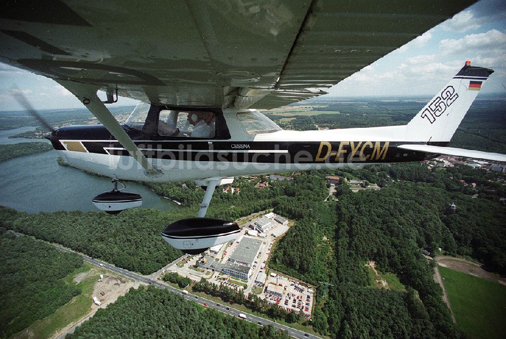 Strausberg von oben - Sportflugzeug Cessna 152 der Flugschule AEROTOURS - PEGASUS nach dem Start auf dem Flugplatz Strausberg in Brandenburg