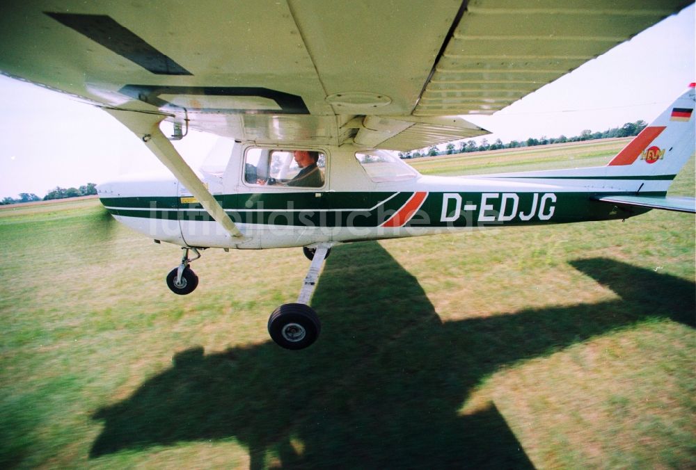 Bienenfarm Paulinenaue aus der Vogelperspektive: Sportflugzeug Cessna 150 nach dem Start auf dem Flugplatz Bienenfarm - Paulinenaue in Brandenburg