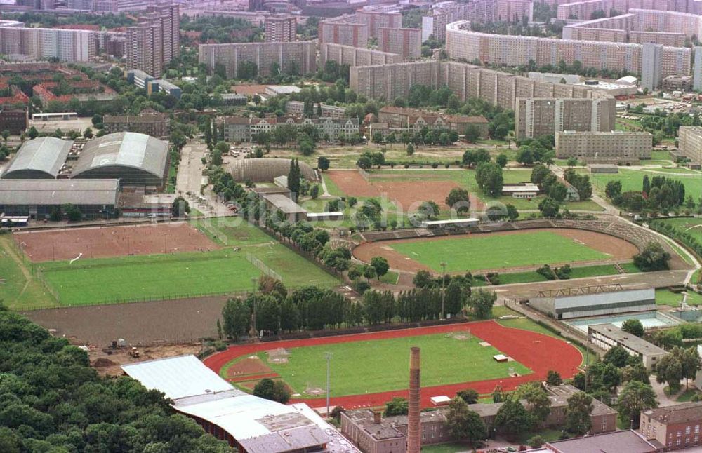 Berlin / Hohenschönhausen aus der Vogelperspektive: Sportforum Berlin-Weißensee an der Indira-Ghandi Straße