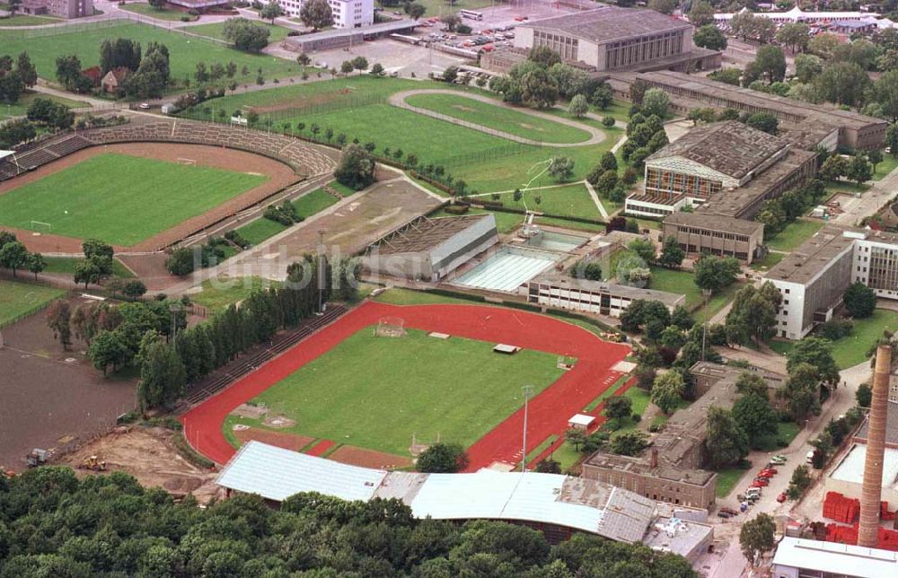 Berlin / Hohenschönhausen von oben - Sportforum Berlin-Weißensee an der Indira-Ghandi Straße