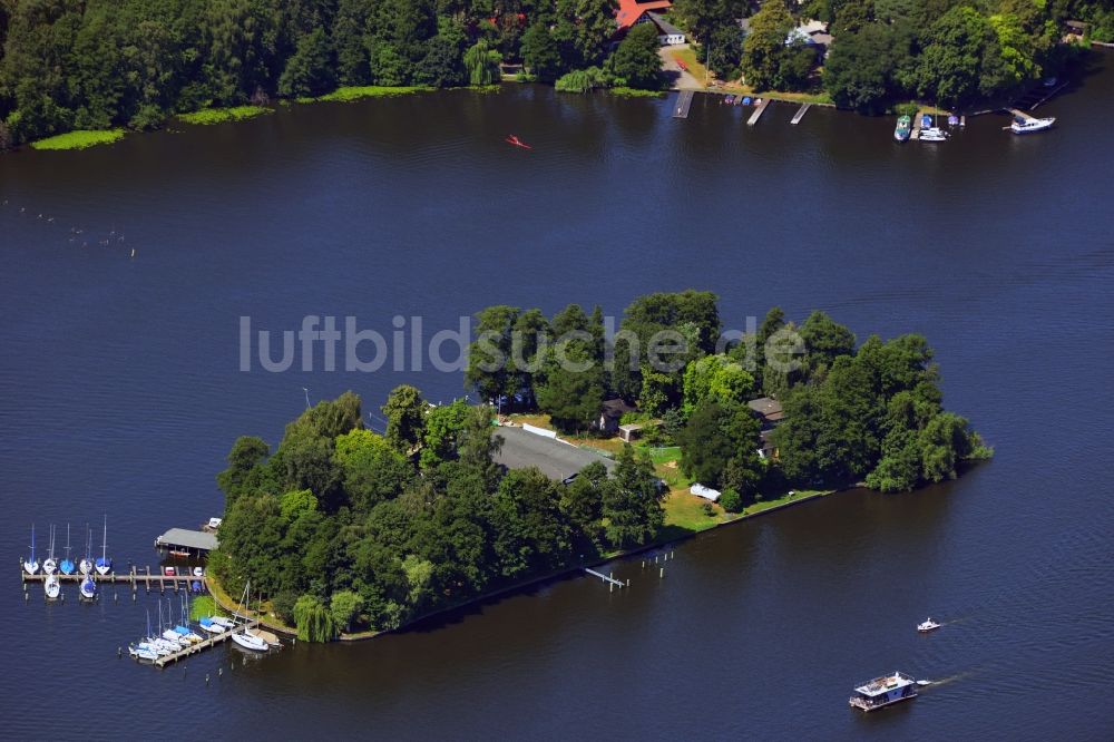 Luftaufnahme Berlin - Sporthafen auf der Insel Großer Rohrwall im Zentrum des Langer See / Fluß Dahme in Berlin Treptow-Köpenick