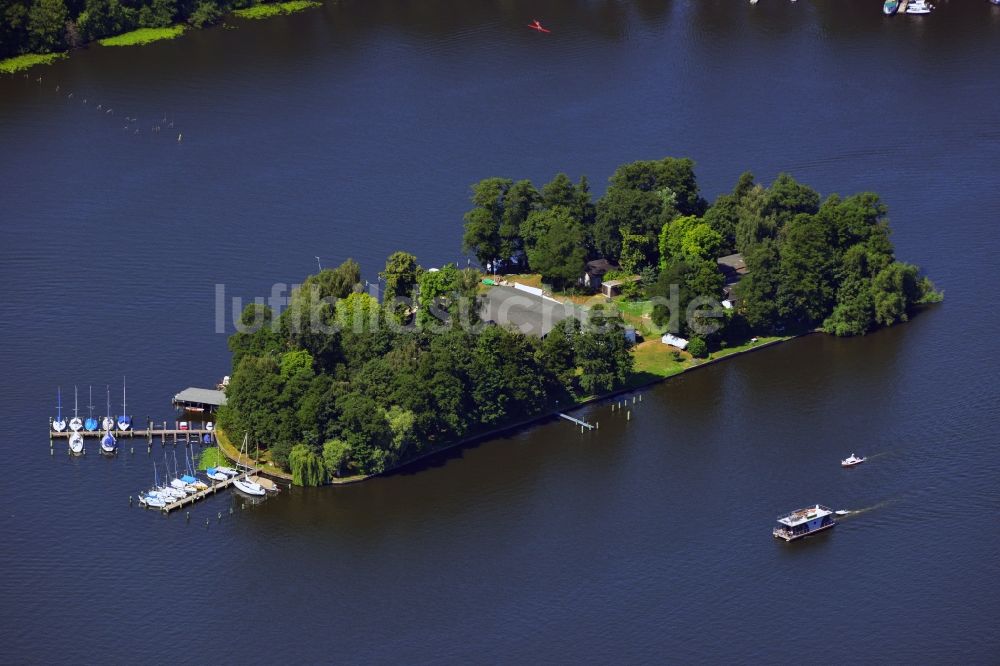 Berlin von oben - Sporthafen auf der Insel Großer Rohrwall im Zentrum des Langer See / Fluß Dahme in Berlin Treptow-Köpenick