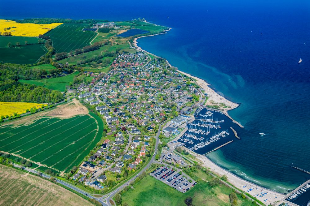 Strande aus der Vogelperspektive: Sporthafen im Ostsee -Bad Strande bei Kiel im Bundesland Schleswig-Holstein, Deutschland