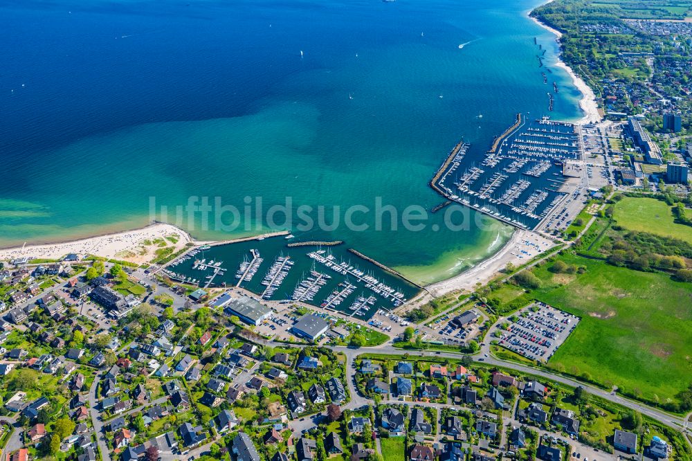 Luftaufnahme Strande - Sporthafen im Ostsee -Bad Strande bei Kiel im Bundesland Schleswig-Holstein, Deutschland