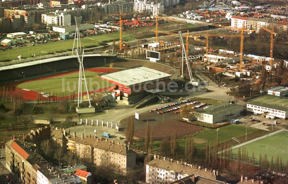 Luftaufnahme Berlin - 13.02.95 Sporthallenbau im Jahnsportpark in Berlin-Prenzlauerberg