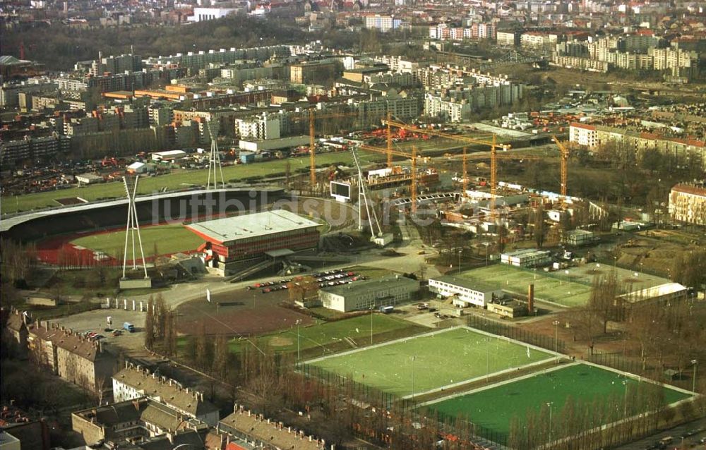 Berlin aus der Vogelperspektive: 13.02.95 Sporthallenbau im Jahnsportpark in Berlin-Prenzlauerberg