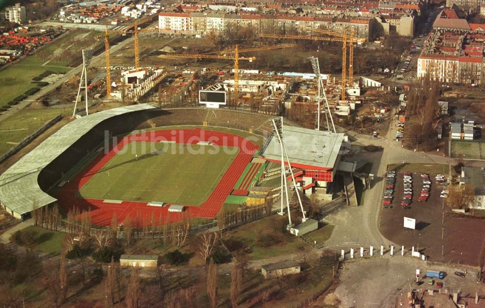 Berlin von oben - 13.02.95 Sporthallenbau im Jahnsportpark in Berlin-Prenzlauerberg