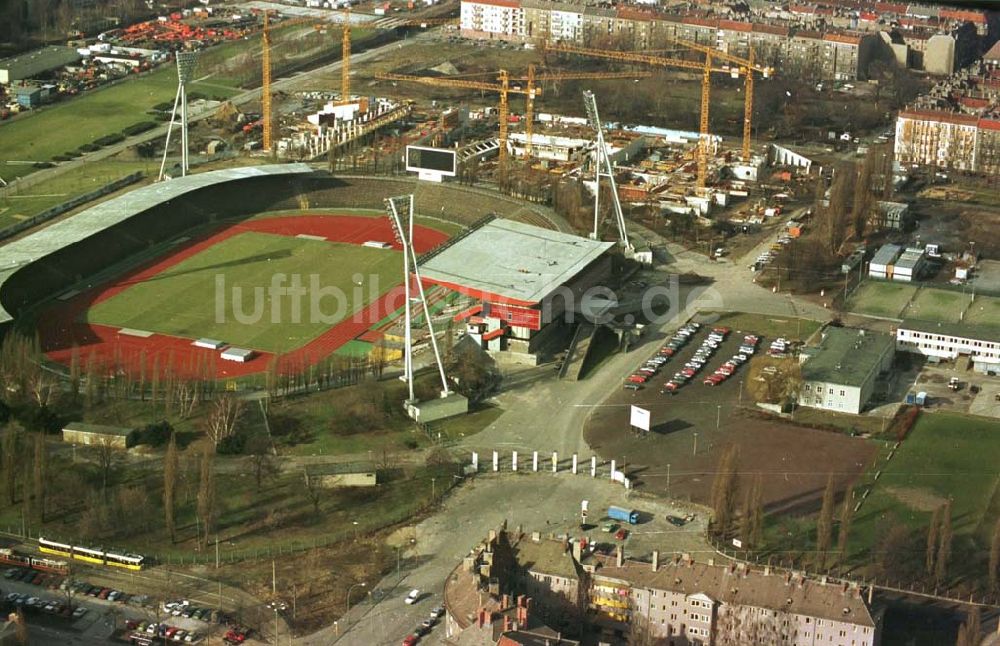 Luftbild Berlin - 13.02.95 Sporthallenbau im Jahnsportpark in Berlin-Prenzlauerberg